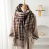 Bufanda chal cálida de cachemira británica a cuadros unisex de moda para otoño e invierno con borlas que combinan con todo.