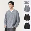 Novedad Otoño/Invierno 2026: Sudadera Casual de Moda Americana de Calle para Hombre, Manga Larga, Cuello en V, Rayas, con Diseño Falso de Dos Piezas