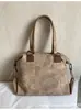 Bolso de mano tipo tote retro de gran capacidad para otoño e invierno 2026 nuevo y moderno, fresco, con remaches, bolso de mano y bolso de hombro versátil