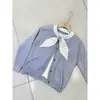26 Cárdigan de punto con lazo de nuevo estilo para mujer, otoño e invierno, adelgazante, casual, suéter suave y cómodo, prenda exterior, top para mujer, imitación de dos piezas