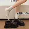 Sapatos sociais pretos estilo britânico em couro legítimo com solas grossas para aumento de altura, sapatos confortáveis que não cansam os pés, sapatos de salto grosso único femininos