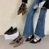 Otoño 2026 Nuevo Estilo Coreano Punta Puntiaguda Corte Bajo Hebilla de Correa de Terciopelo para Aumentar Altura Interior Zapatos Planos de Cuatro Estaciones Mary Janes