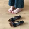 Chanclas de cuña rojas Chuyuji para mujer, nuevo estilo de verano 2026, elegantes sandalias francesas de tacón alto