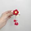 Te envío un pequeño brazalete de flor roja Jackson Yi con broche anillo para el pelo bolsa de estudiante chica insignias accesorios