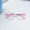El nuevo marco de gafas ovaladas para estudiantes infantiles se puede equiparar con el número de almohadillas nasales suaves de silicona de tricloro y espejo óptico de Danyang