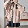 Cardigan de Tricô Estilo Novo Preguiçoso Chique com Bolsos de Botão, Suéter Casaco Feminino Outono e Inverno Macio com Decote V Solto de Comprimento Médio