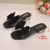 Sandalias cuadradas transparentes de tacón grueso transfronterizas europeas y americanas de talla grande para mujer, nuevo modelo de verano 2026 con lazo y tacón bajo