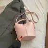 Bolsos de Moda de Este Año para Mujer Primavera/Verano 2026 Nuevo Estilo Bolso Cruzado Sencillo con Textura Elegante y Bolso de Mano Casual Bolso Cubo