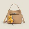 Bolso tipo cubo versátil transfronterizo, bolso de mano con patrón de lichi de comercio exterior, diseño de nicho, bolso de hombro estilo cesta de compras, venta al por mayor personalizada