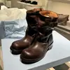 Botas femininas estilosas de sola grossa, novas de outono de 2026, botinhas de tornozelo estilo motociclista plissadas vintage, botas da moda de salto grosso de cano médio