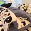 Conjunto de quatro peças em veludo de leite grau A, apresentando capa de edredom em flanela dupla face de fleece coral espessa, lençol de cima e lençol com elástico - um conjunto de cama de três peças