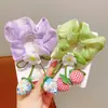 Goma para el pelo con colgante de flor de fresa estilo coreano, un accesorio para el cabello alegre y dulce para que los niños recojan su cabello en un moño