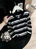 Top de punto de manga larga a rayas con cuello halter en V para Otoño/Invierno 2026 Suéter que disimula la barriga