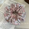 Scrunchie Estilo Coreano com Padrão College para Mulheres, Elástico Grande para Coque com Toque de Luxo