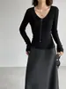 Camiseta base de punto para mujer Jiangzuo, corte ajustado, cuello en V, con textura de canalé fino, top de manga larga simple y versátil 2057