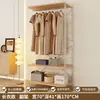 Conjunto de guarda-roupa de chão para o quarto, incluindo um cabideiro e prateleiras de armazenamento, adequado para closets e guarda-roupas de estilo aberto