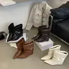 Botas Femininas 2026 Outono/Inverno Estilo Europeu e Americano Bico Fino Altura Confortável Aumentadora de Altura Botas de Couro para Tornozelo Simples Versátil Slip-On Botas de Moda