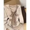 Camiseta de Veludo com Laço Manga Longa Plus Size para Mulheres, Novo Estilo Outono e Inverno, Emagrecedora e Valorizadora, Peça Versátil para Mulheres Curvilíneas