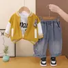 Traje de Primavera y Otoño para Niños 2026 Nuevo Elegante Ropa Infantil Bebé Otoño Estilo Coreano Chaqueta de Béisbol Manga Larga Conjunto de Tres Piezas Moderno