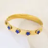 Directo de fábrica europeo y americano transfronterizo parche de acero de titanio hebilla de trébol de cinco hojas pulsera moda sentido de alta gama pulsera chapada en oro venta al por mayor