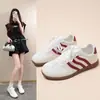 Venta al por mayor transfronteriza otoño 2026 zapatos de mujer transpirables zapatillas casuales versátiles zapatillas de running para estudiantes estilo Forrest Gump zapatillas de entrenamiento blancas