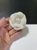 Tecido flash de alta qualidade com múltiplas especificações Flor Gretel flor camélia florzinha perfumada joia flor de sapato corsage presilha de cabelo broche