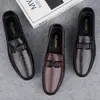 Novos mocassins de couro genuíno, sapatos casuais masculinos de couro para todas as estações, design slip-on, fáceis de calçar, adequados para dirigir, respiráveis, couro macio e sola macia