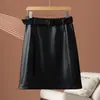 Saia de couro estilo retrô com botões decorativos, nova coleção outono 2026 feminina, cintura alta, corte justo, que abraça o corpo e design de comprimento médio