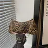 Nova bolsa de ombro sob o braço feminina estilo coreano com corrente de meia-lua, vintage, moderna, estampa de leopardo única