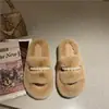 Novos chinelos de algodão, chinelos peludos femininos para usar ao ar livre, chinelos de casa estilo fada 2026, chinelos de inverno fofos com pérolas e sola grossa