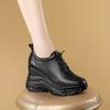 Sapatos Brancos Pequenos Aumento de Altura Interna Feminino Primavera e Verão 2025 Novos Sapatos Femininos Explosões Sola Grossa Versáteis Sapatos Brancos Superfície de Malha Lazer Esportes