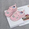 Zapatos deportivos para niños y niñas, zapatos de malla para verano 2026, transpirables de malla simple versátiles de suela blanda moda estudiante zapatos blancos