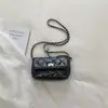 Bolsa acolchoada com corrente estilo coreano para mulheres, novo modelo 2026, bolsa quadrada pequena simples, bolsa de ombro e transversal versátil