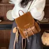 Mochila con textura similar al ante, nuevo diseño minimalista para 2026, adecuada para el trayecto diario, se puede llevar a mano, usar como bolso de hombro o mochila, y presenta un estilo retro y moderno para el otoño