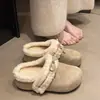 Zapatos de algodón para mujer con suela gruesa, que aumentan la altura y forro de felpa; bonitas zapatillas peludas para mujer, adecuadas para usar en exteriores en invierno; Nuevo estilo 2026, lindas pantuflas de algodón para mujer