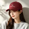 Gorra de béisbol bordada con un lindo cachorro de dibujos animados para mujer, versátil, adelgazante, visera ancha, circunferencia de cabeza grande, copa suave