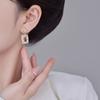 Nuevos pendientes de plata de moda con microincrustaciones, exquisitos pendientes de estilo Chanel retro de palacio con perla cuadrada de alta calidad para mujer.