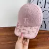 Boné de Baseball Tendência Bordado com Letras em Lã de Cordeiro para Mulheres e Homens, Espessado e Quente para Outono e Inverno, Fashion com Strass