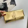 Nova bolsa de mão com franjas retrô, uma bolsa de noite sofisticada com design minimalista, perfeita como bolsa de ombro ou de braço para o trabalho ou ocasiões formais.