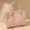 Bolsa de Mão da Moda Primavera/Verão 2026: Bolsa Tote Simples de Xadrez Bordado com Padrão de Diamante, Bolsa de Mão com Textura Trançada Única