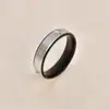 Anillos Minimalistas de Acero Inoxidable de Lujo Ligero Europeos y Americanos Transfronterizos para Parejas, Anillo Plateado Bicolor Negro y Dorado, Anillo Grabado en Forma de Diamante