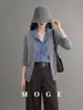 Chaqueta cárdigan de punto de dos piezas simuladas con cuello alto gris para mujer, nuevo estilo coreano otoño 2026, top simple, intelectual y elegante
