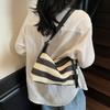 Bolsa de Ombro Cruzada Tecida Color-Blocking Elegante Listrada Estilo Coreano para Mulheres 2025 Verão Versátil Bolsa de Ombro para Praia e Férias