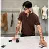 Camiseta de punto para hombre de manga corta con cuello henley, corte ajustado, color liso, estilo "old money", seda de hielo, verano, venta al por mayor de fábrica transfronteriza