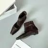 Versão em couro~Botas curtas quadradas vintage para mulheres, novo estilo outono 2026, versáteis, com aumento interno de altura, botas com recortes para pernas de calça, botas de corte justo para mulheres