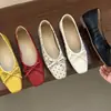 Primeiro Encontro com os Sapatos Franceses Retro com Laço e Salto Escondido para Mulheres, Novidade Versátil Primavera/Verão 2026, Sapatos de Bico Quadrado com Pregas e Boca Rasa