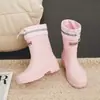 Moda Versátil Sapatos de Chuva Femininos Coreanos Impermeáveis Antiderrapantes Algodão Quente Cano Médio Galochas Sola Macia Confortável Cinto Sapatos Aquáticos
