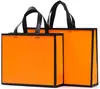 Bolsa no tejida en stock Impresión a color de película Bolso de mano para llevar ropa a domicilio Regalo publicitario Bolsa de compras promocional al por mayor
