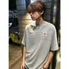 Moda Verão Masculina Personalidade Plissada Patchwork Bordado Camiseta Masculina Adolescentes Solta Listrada Retro Emblema Gola Redonda T