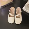 Mules cerradas de punta plateadas, estilo francés, de suela plana y piso suave, para mujer, nuevas sandalias slip-on primavera-verano 2026
